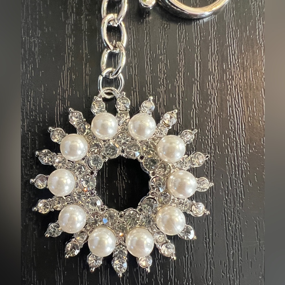 Silver faux pearl bag charm/keychain - Picture 2 of 4